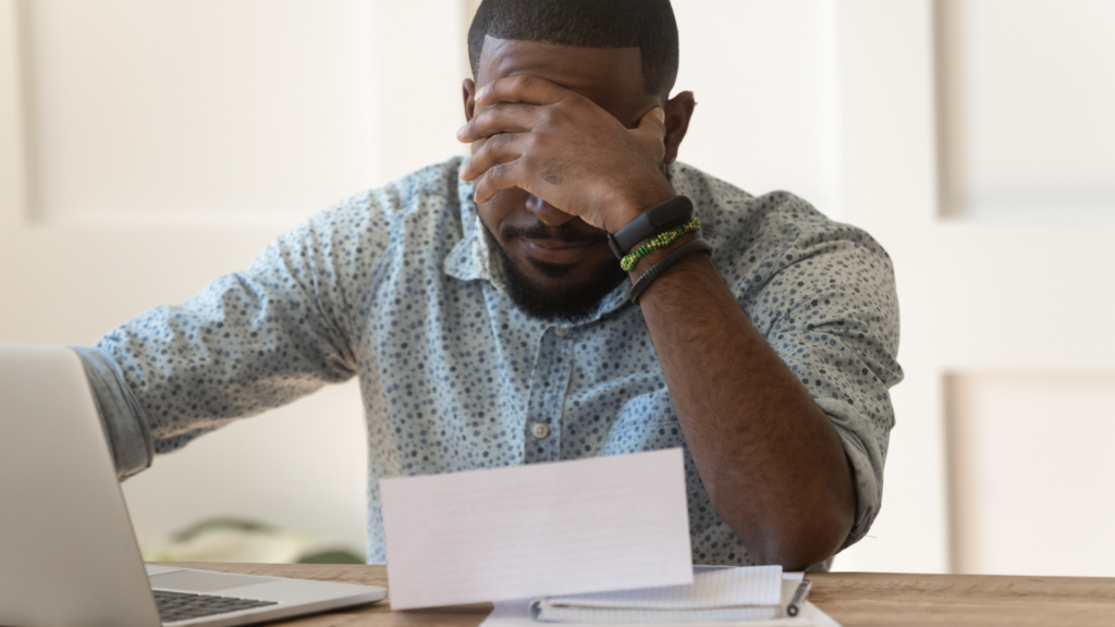 Un homme bouleversé par une demande de remboursement d'assurance voyage refusée.